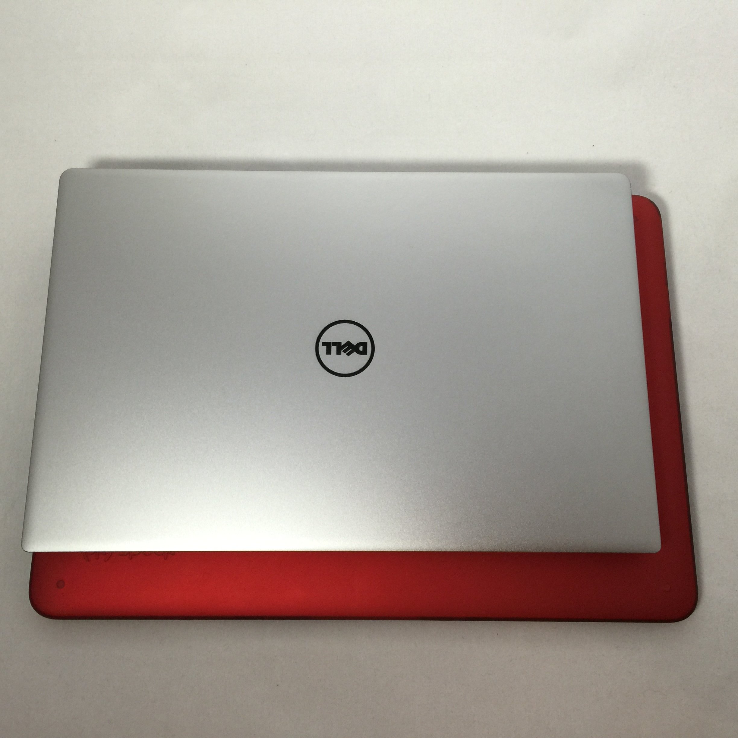 13' Macbook Air in red... looks big? It's strange but true